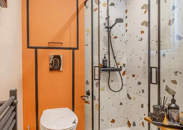 Moderne Chaleureux Et Calme Apartment